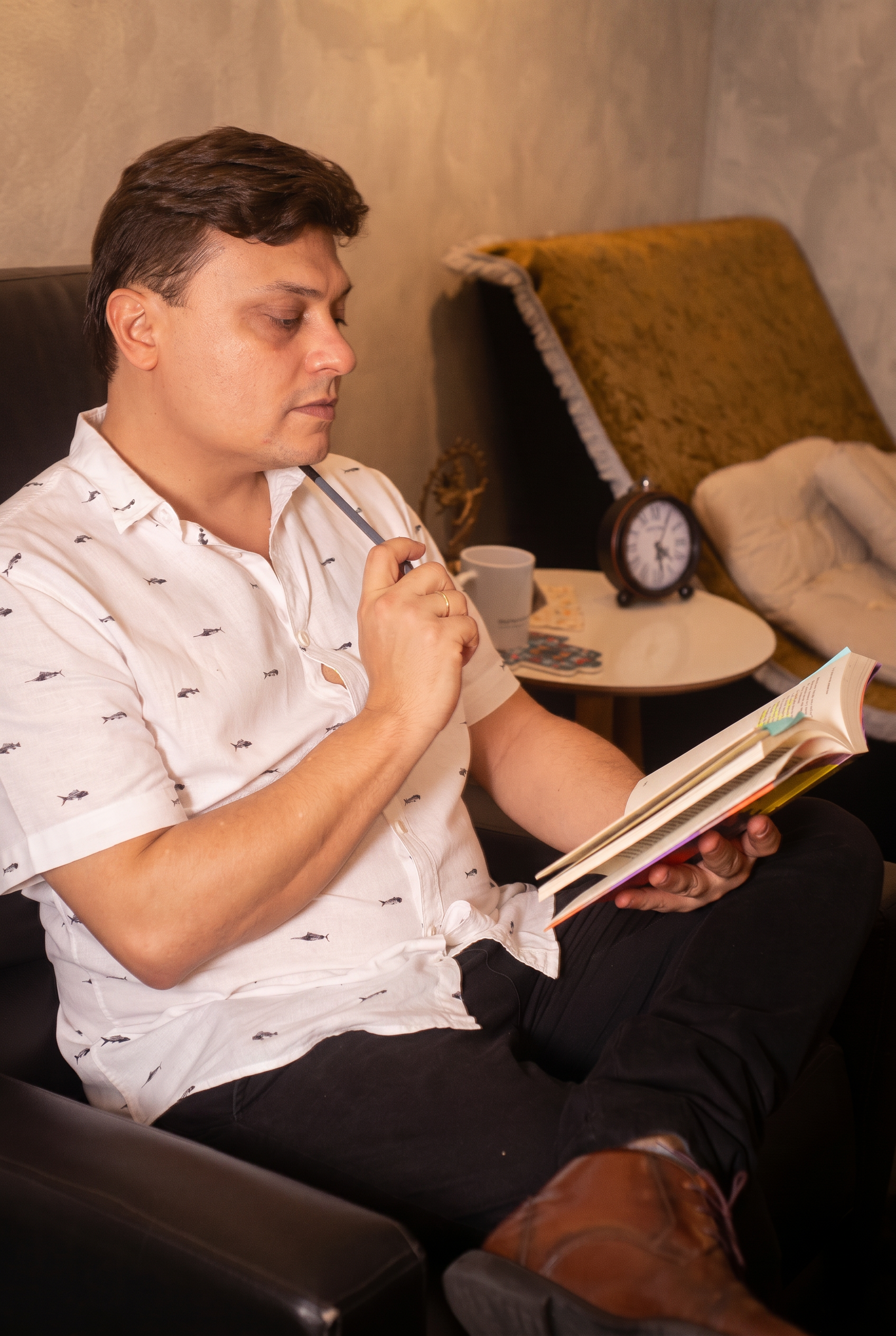 Guilherme Carvalho estudando no consultório